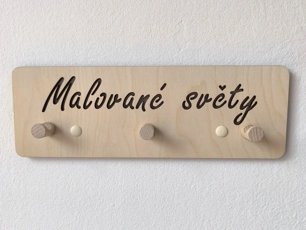 Dřevěný věšák - Malované světy